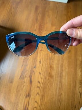 Ray‑Ban Emma Women's Blue and Clear Gradient Cat-Eye Sunglasses 🌿